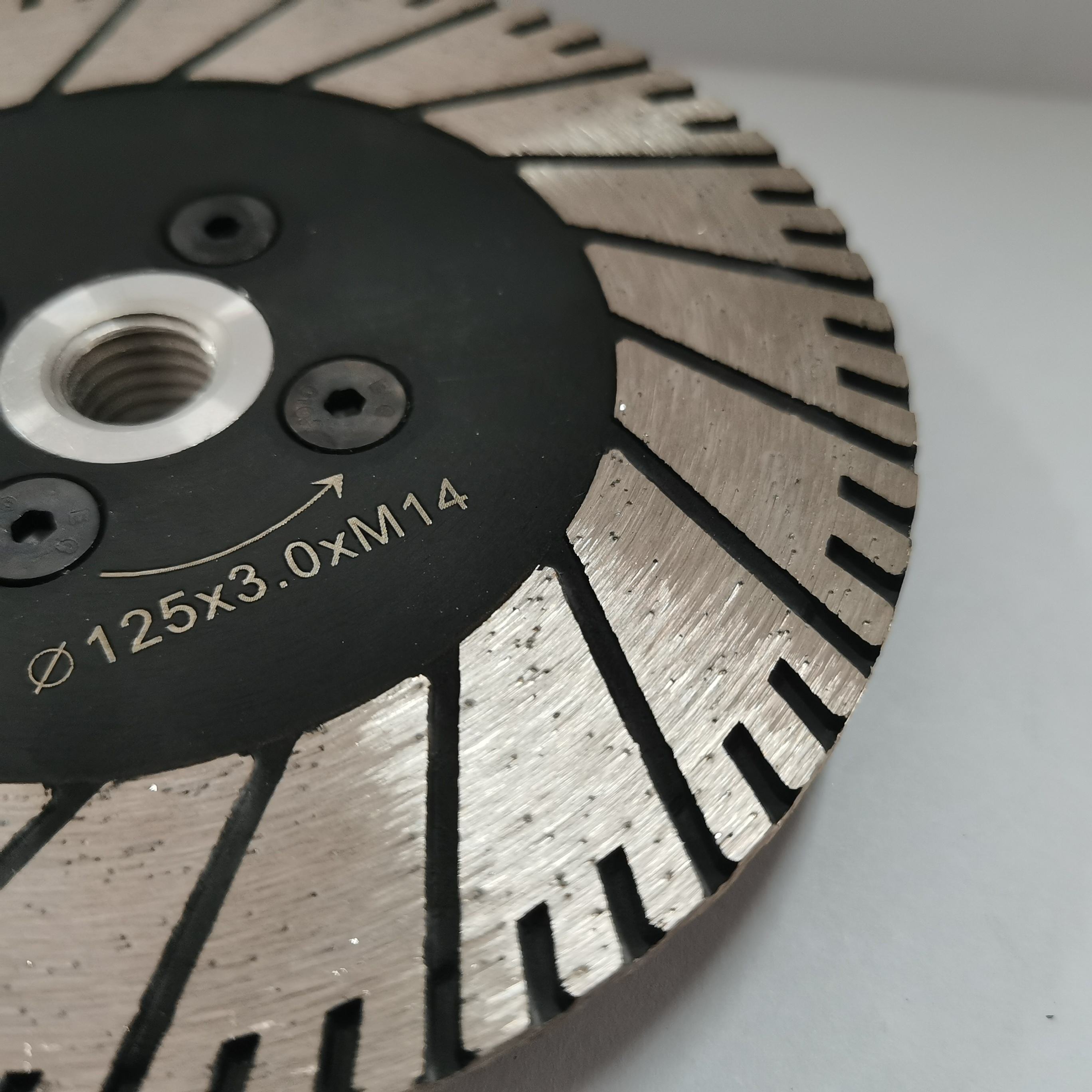 edge of diamond saw blade 